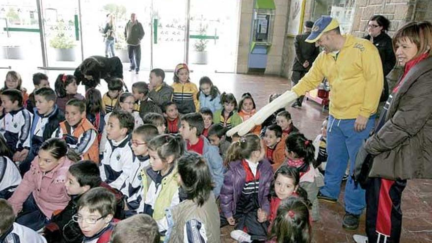 Na Estación Empalme os nenos agardan a chegada do tren da lingua.
