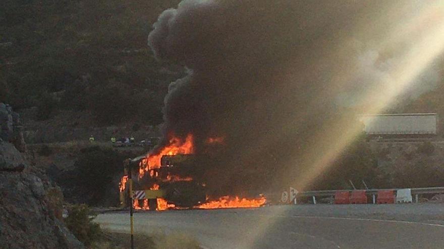 Reabre al tráfico la N-232 en Morella tras sofocar el incendio de un camión grúa