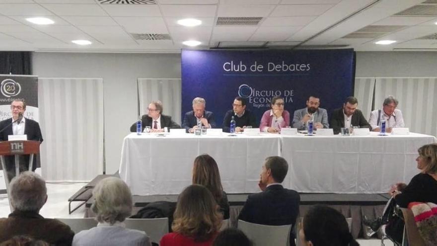 Participantes en el debate del Círculo de Economía.