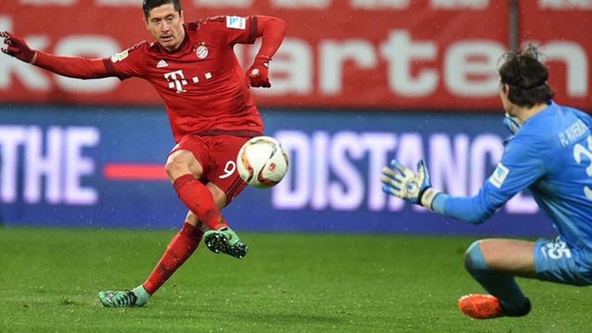 Lewandowski le marcó dos goles a Hitz, portero del Augsburgo