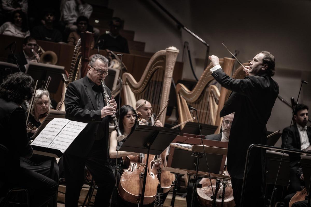 'Áurea, rapsodia concertante para clarinete y orquesta', dirigida por Christian Vásquez.