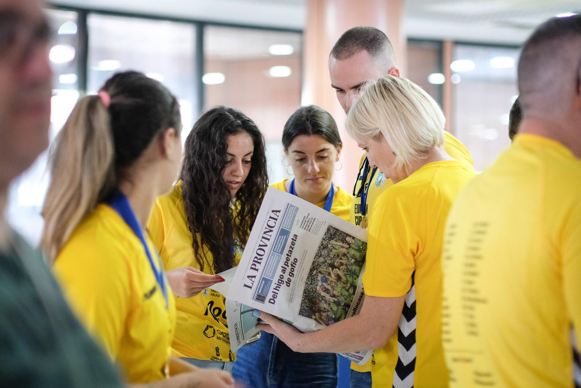 El Rocasa visita LA PROVINCIA con su tercer trofeo de campeón europeo de balonmano femenino