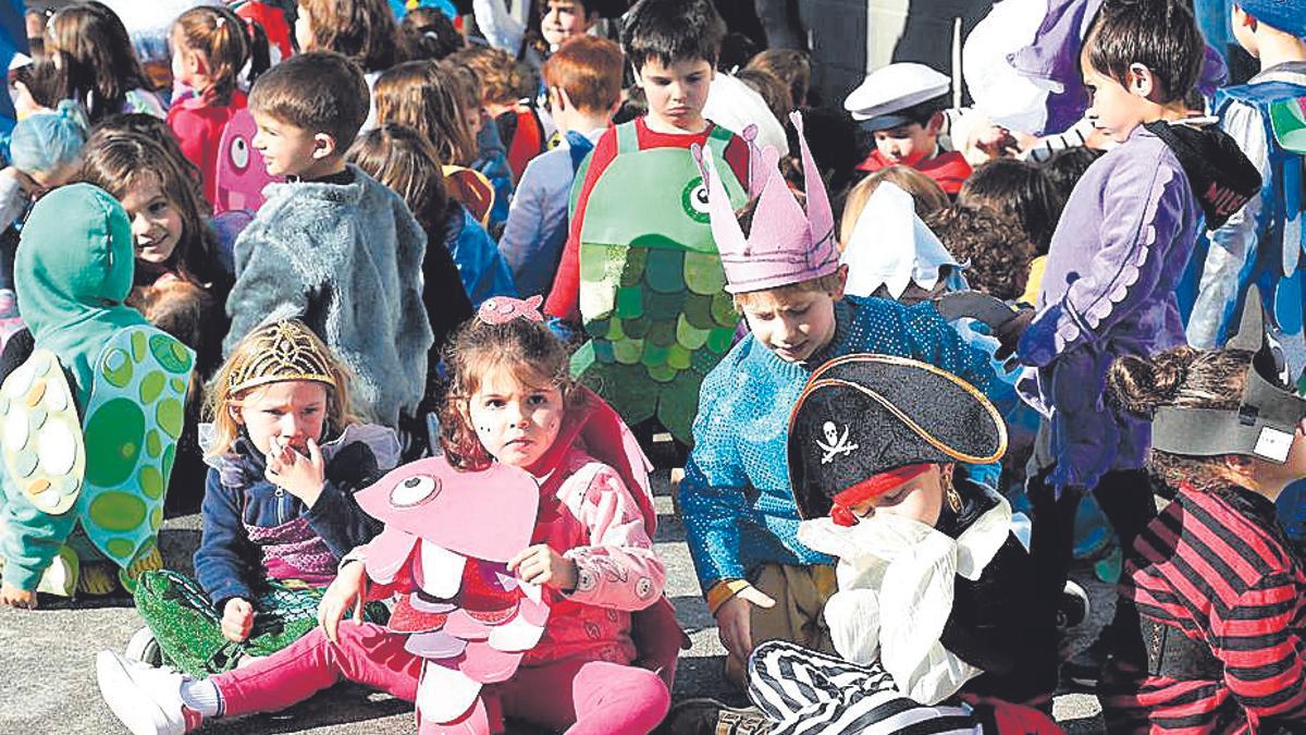 Nenos e nenas celebrando o Carnaval no colexio Pío XII.