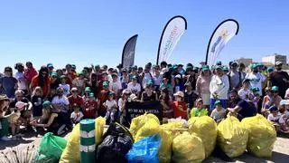 El 60% de los residuos recogidos por el equipo de Casa Intur y Aquarama en la playa de Pinedo eran plásticos
