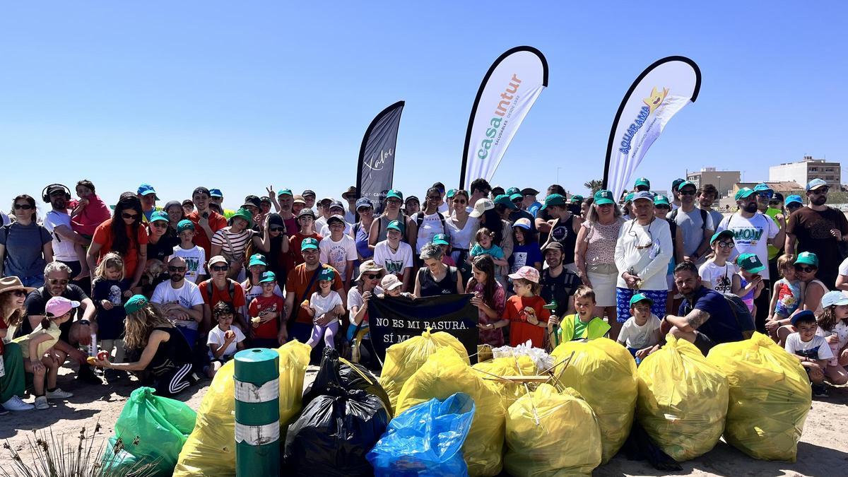 Los voluntarios en la playa de Pinedo