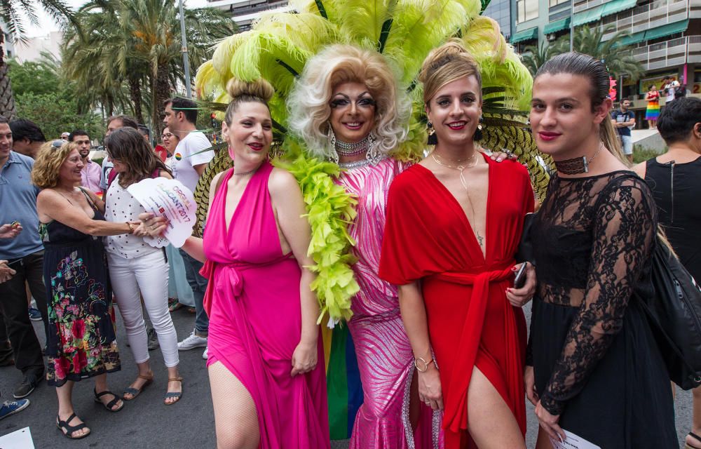 Alicante ondea la bandera del Orgullo LGTBI