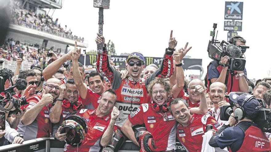 Lorenzo celebra martillo en alto su segunda victoria consecutiva de la temporada con Ducati.