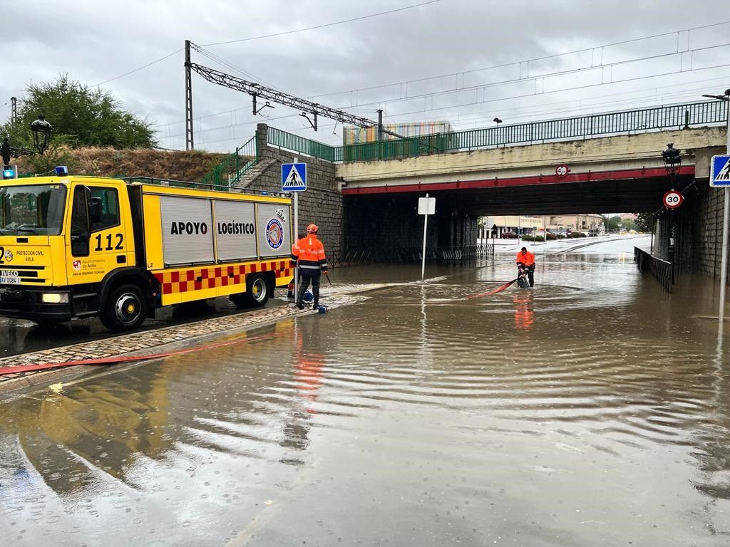 El temporal por la DANA deja varias inundaciones en Ávila y obliga a cerrar el acceso a la muralla