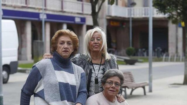 Maribel Morán, Milagros Villanueva (sentada) y Angélica Ferreras , en la plaza Mayor de Llaranes.