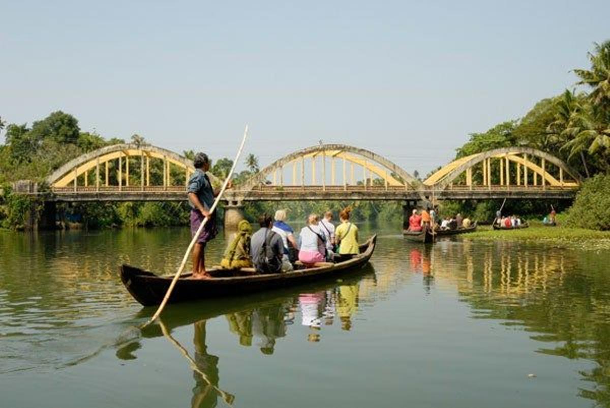Canoa típica en los Canales de Kerala, India.