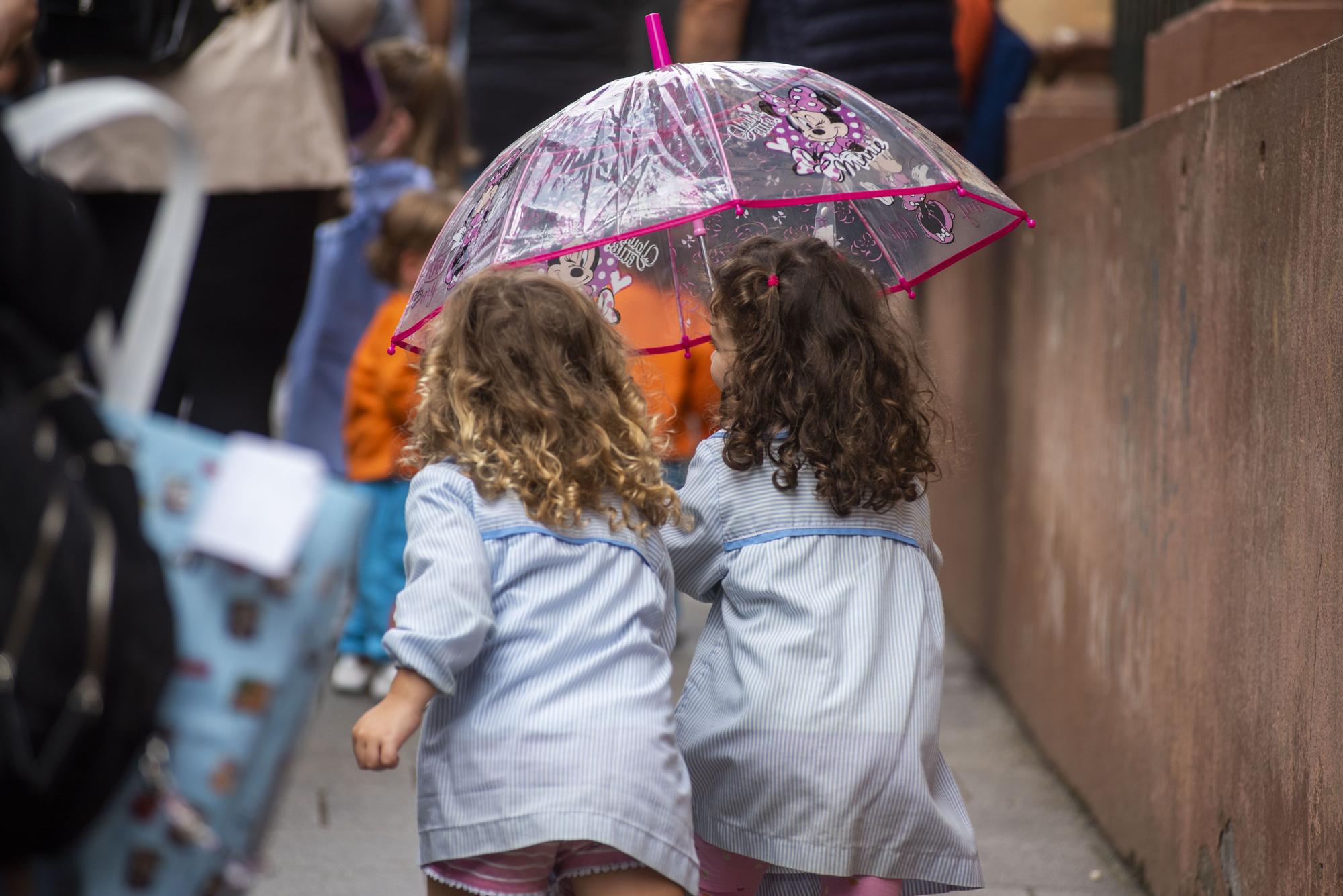 Besos, abrazos y sin mascarillas en el inicio del curso escolar