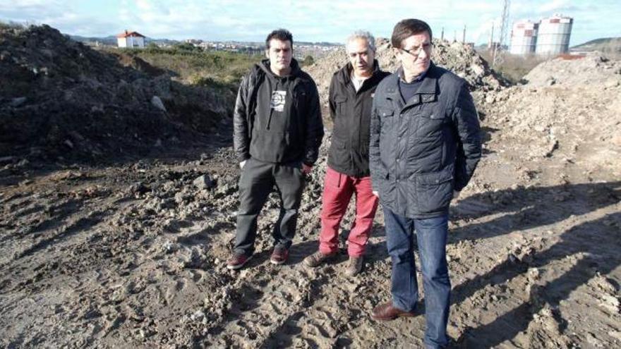 David Salcines, Agustín Sánchez y Alejandro Cueli, ayer, en la zona donde está la fosa de Llaranes.