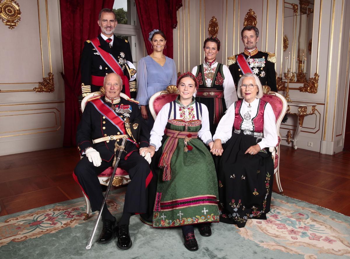 Oslo (Norway), 31/08/2019.- Norway's Princess Ingrid Alexandra poses with her godparents (rear, L-R) King Felipe VI of Spain, Crown Princess Victoria of Sweden, Princess Martha Louise, and Crown Prince Frederik of Denmark, (front, L-R) King Harald, Princess Ingrid Alexandra, and Marit Tjessen in the Royal Palace in Oslo, Norway, 31 August 2019. The 15-year-old daugther of of Crown Prince Haakon and Princess Mette-Marit was confirmed in the Palace Chapel after she has followed the confirmation teaching in the Asker congregation. Princess Ingrid Alexandra is second-in-line to the Norwegian throne after her father. (Dinamarca, Noruega, España, Suecia) EFE/EPA/Lise Aaserud NORWAY OUT