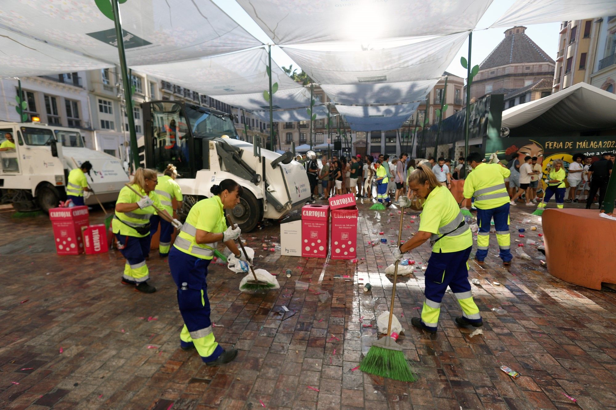 Efectivos de limpieza de Málaga comienzan su trabajo a partir de las 18.00 horas en las calles del Centro