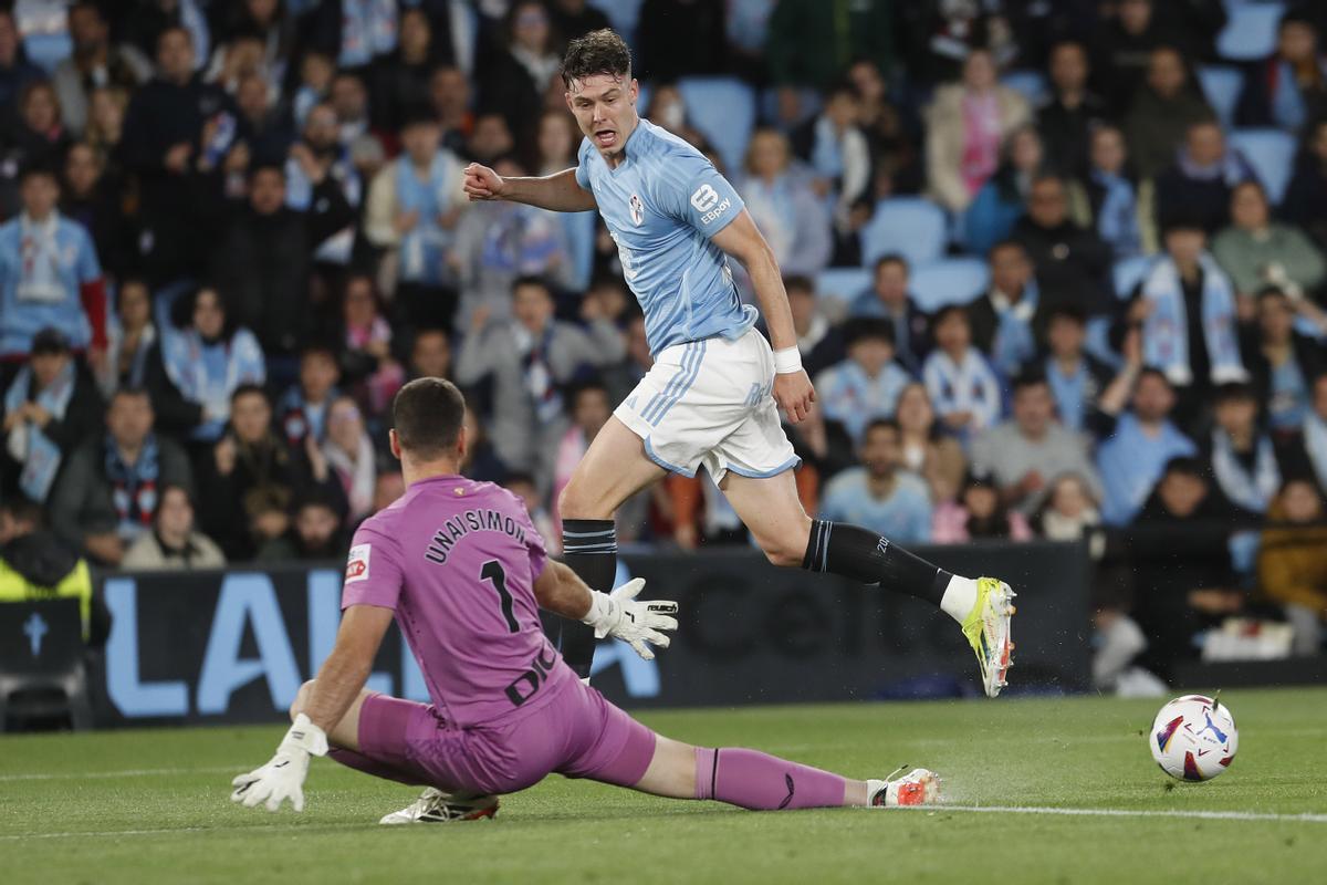 Unai Simón ante el Celta, antes de ser sustituido por Julen Agirrezabala.