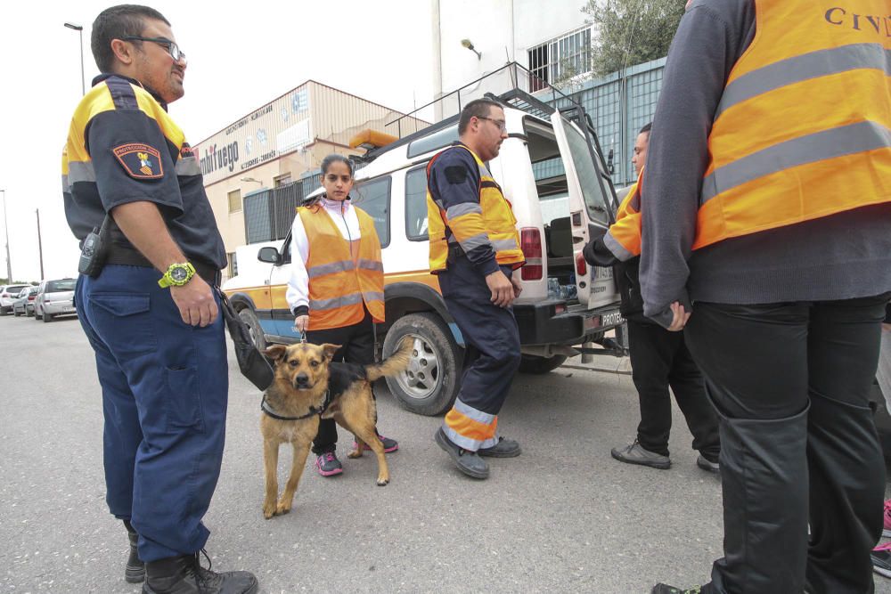 Voluntarios de Protección Civil ayer en el operativo de búsqueda en Los Montesinos