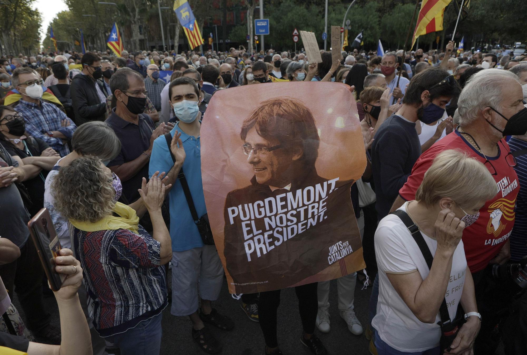 Protesta frente a la embajada de Italia en Barcelona por la detención de Puigdemont