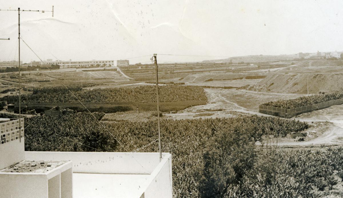 Vista de La Paterna en 1969 desde la vuelta de Los Tarahales, cuando aún no estaba urbanizada la parte nueva del barrio.