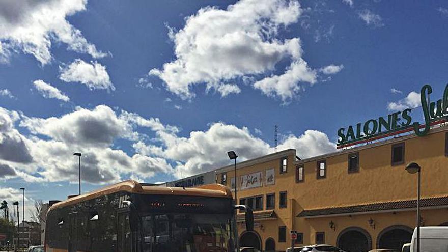 Lanzadera a su paso por Alaquàs (a la izquierda) y en Port Saplaya (a la derecha). | L.SENA/GVA