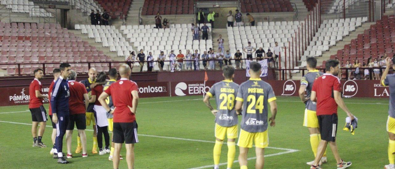 Los jugadores del Badajoz agradecen el apoyo de los aficionados el pasado sábado en Las Gaunas.