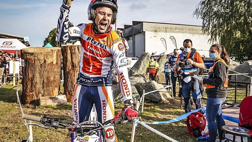 Toni Bou, exultant just després d&#039;haver assegurat el títol mundial