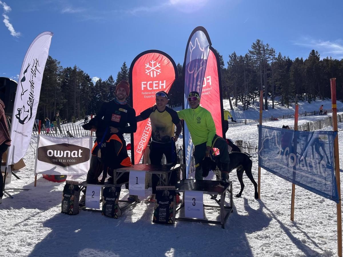 Édgar Jiménez, al centre del podi a l'estació de Tuixent-la Vansa