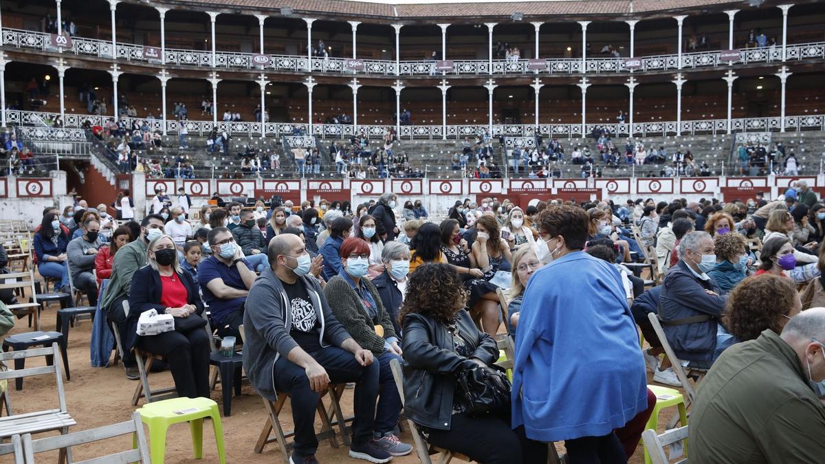 Las mejores fotos de los conciertos del Metrópoli: Rozalén, Taburete,  Hombres G y muchos más llenan la Plaza de toros de Gijón. - La Nueva España