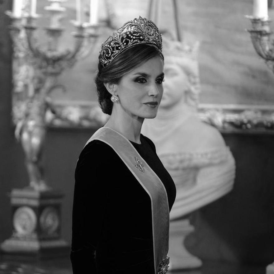La Reina Letizia, con la tiara flor de lis heredada de la reina Victoria Eugenia.