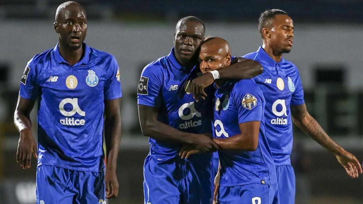 Aboubakar celebrando con los compañeros su anotación