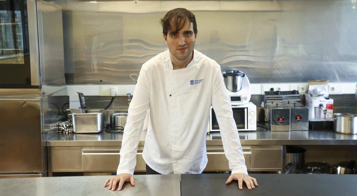 El guardés Juan Collazo, en el aula del Centro Superior de Hostelería de Galicia.