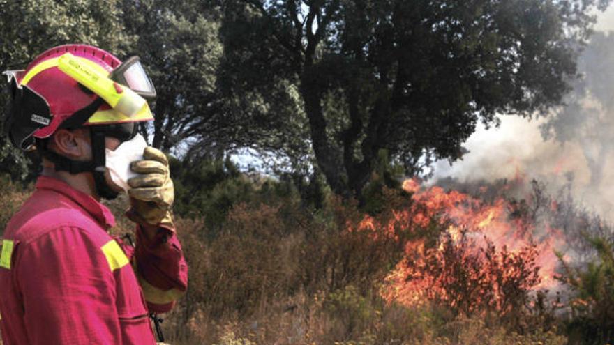 Un bombero se protege del fuego.