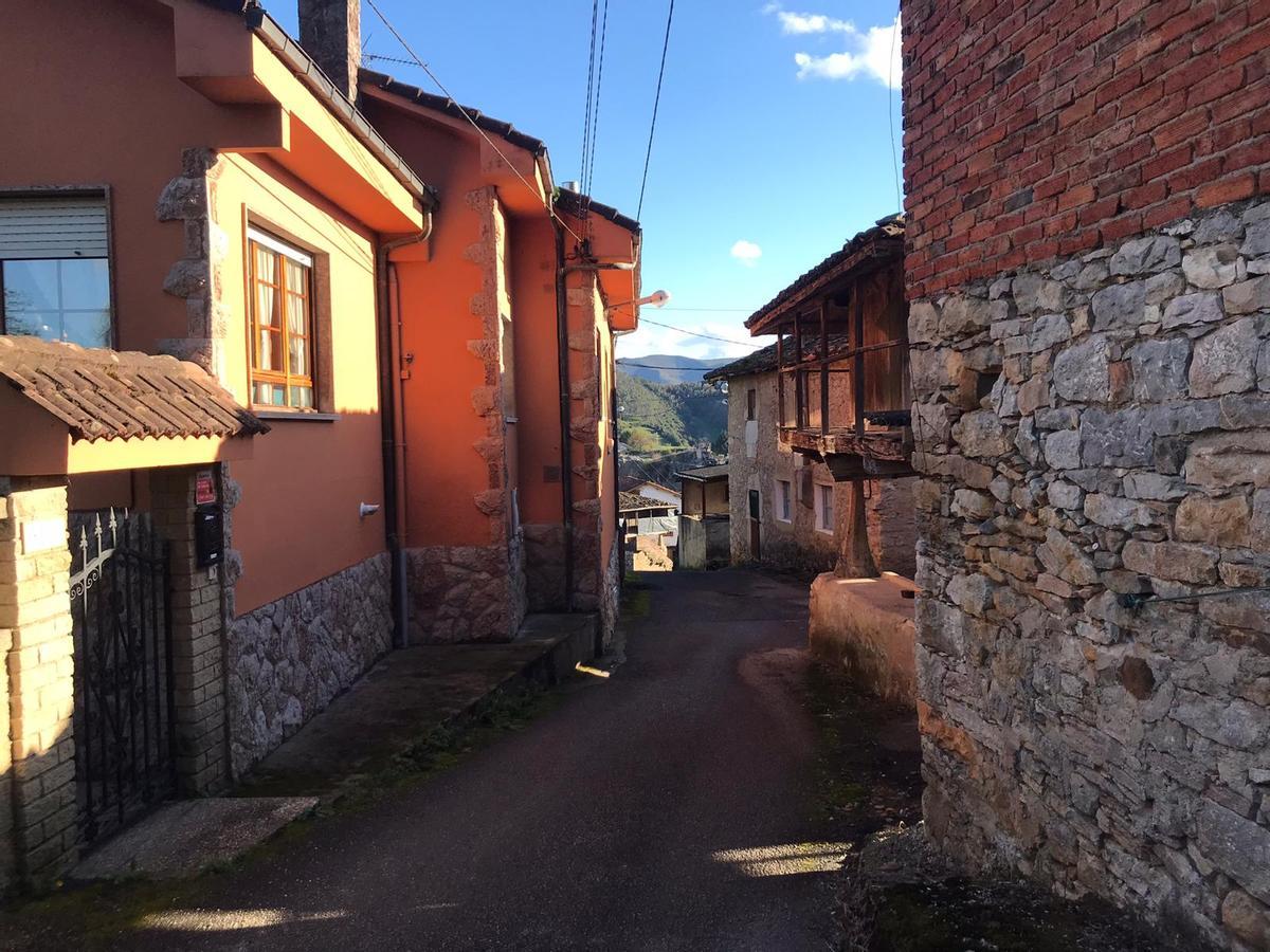 Una de las calles del pueblo de Moratín, en la actualidad.