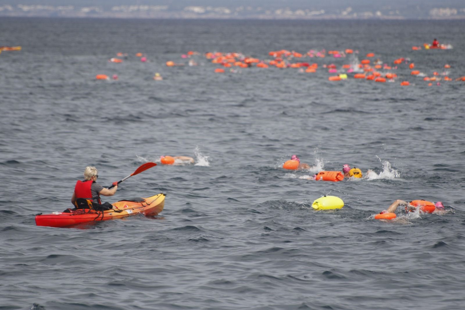 Un total de 211 participantes se lanzan al mar para recaudar fondos y financiar las sesiones de rehabilitación de Respiralia