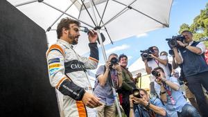 Alonso, en la tradicional sesión de fotos previa al inicio de temporada