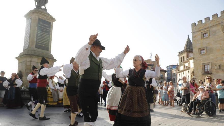 El enramado de fuentes y los bailes tradicionales invaden Gijón de tradición antes de la hoguera de San Juan