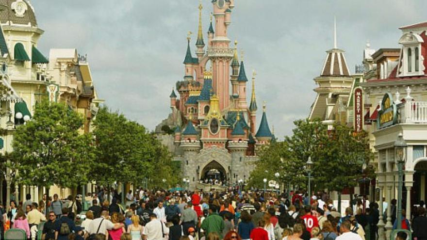 Reserva un viaje a Disneyland París con la tarjeta de su padre mientras  dormía
