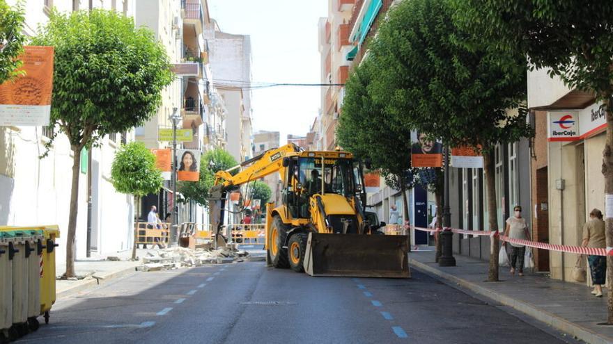 Trabajos para transformar en plataforma única la calle Félix Valverde Lillo.