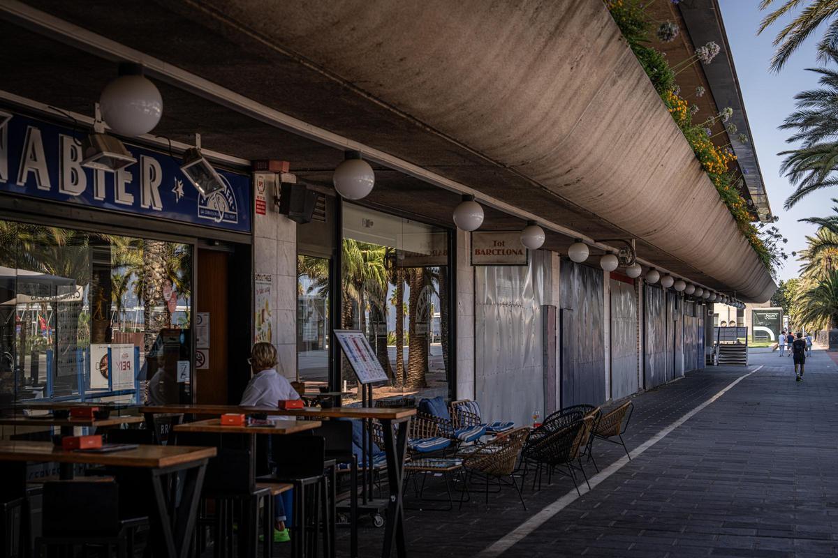 Un bar abierto en el Centro Comercial Moda Shopping, juntos a varios locales cerrados propiedad de la Administración.
