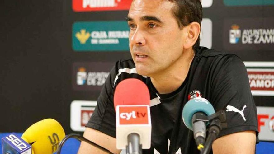 Miguel Losada, entrenador del Zamora C. F., en la rueda de prensa de ayer.