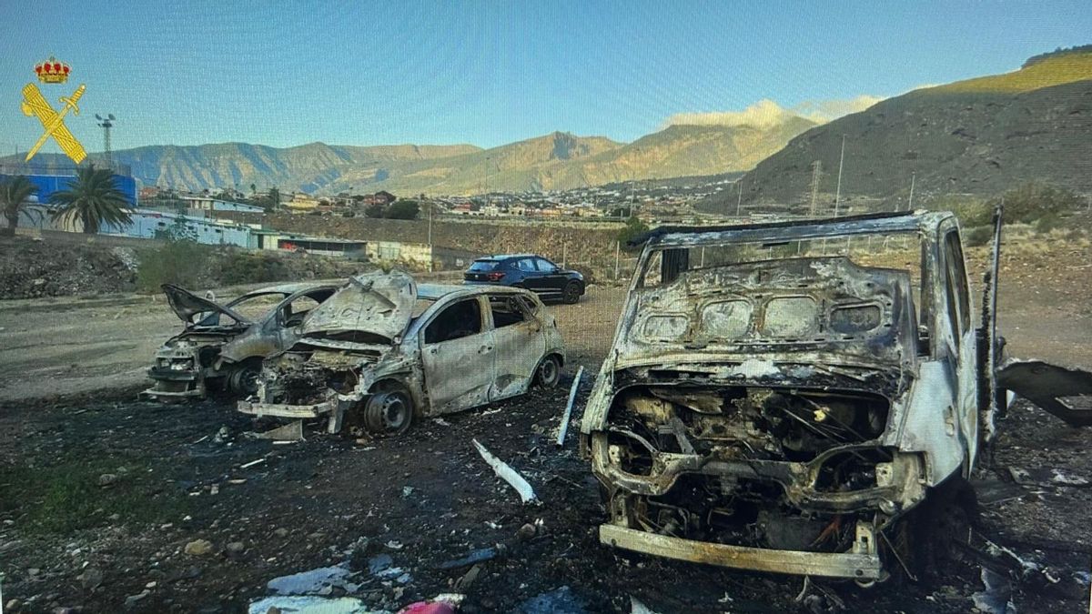 Coche calcinado en Candelaria