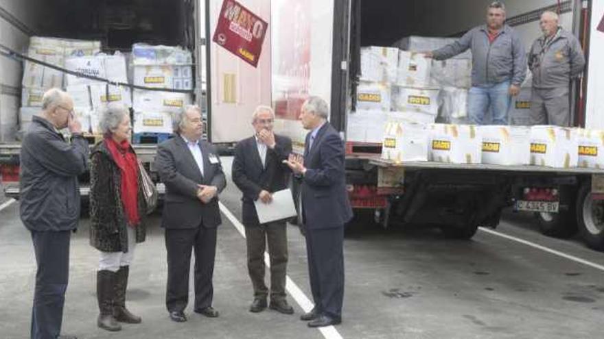 Representantes de Gadisa y de los bancos de alimentos, ayer, en Betanzos. / victor echave