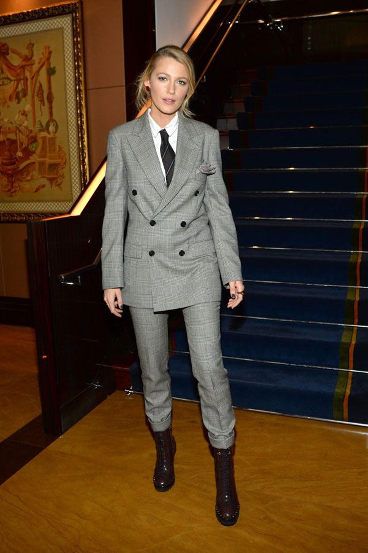 Blake Lively con traje de chaqueta a cuadros de Ralph Lauren