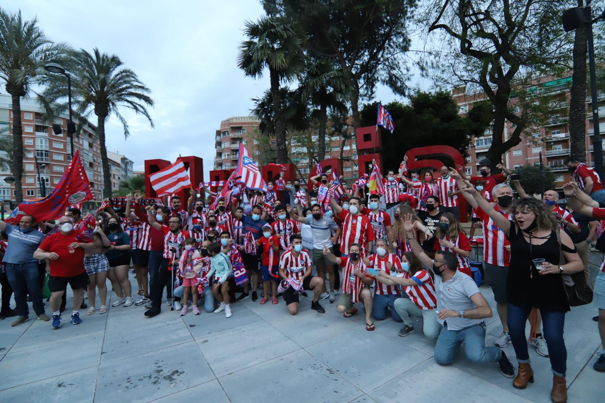 Seguidores murcianos del Atlético celebran el título en la Circular