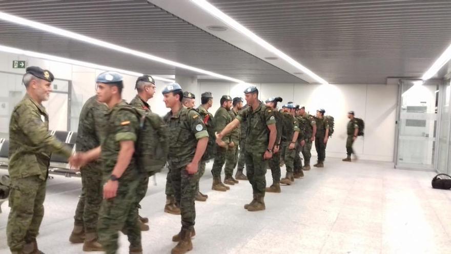 Los soldados recibidos por mandos y compañeros de la Brilat en Santiago esta madrugada. // Brilat OC