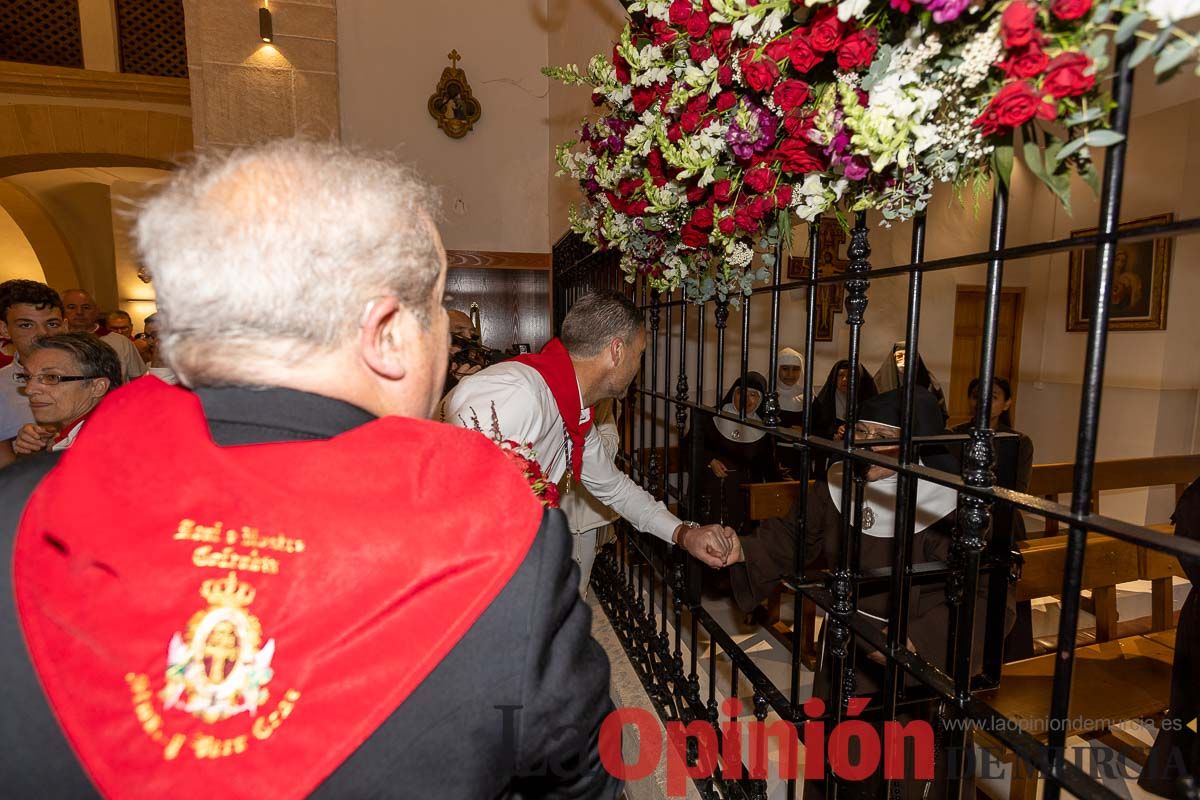 Bandeja de flores y ritual de la bendición del vino en las Fiestas de Caravaca