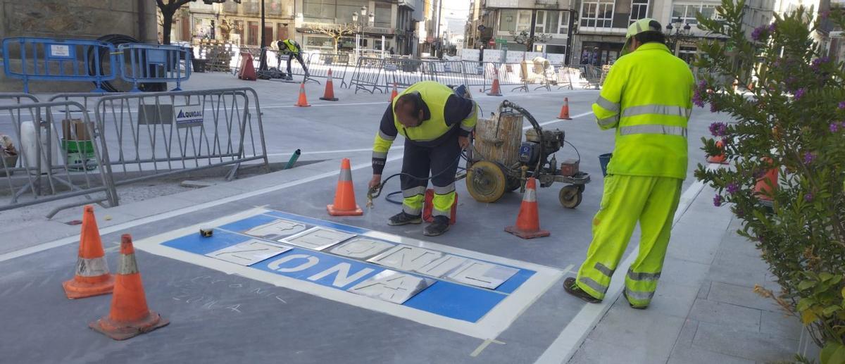 Realizan el pintado de la plaza de la Farola para su apertura al tráfico | L.D.