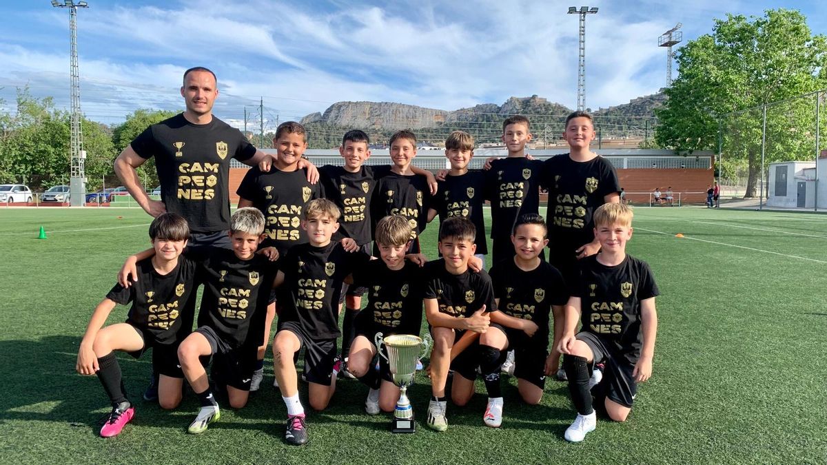 El equipo Aleví B del Ciutat de Xàtiva CFB que se ha proclamado campeón de liga.