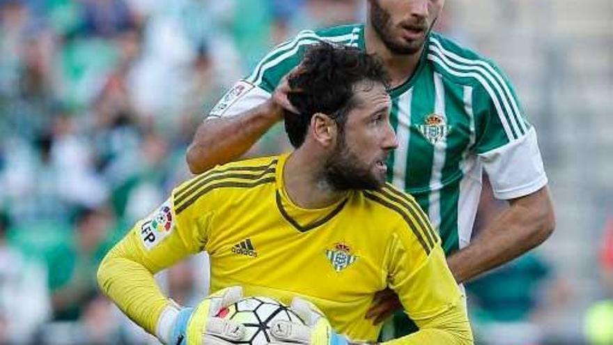 El portero del Betis Dani Giménez felicitado por Pezzella tras atrapar un balón.