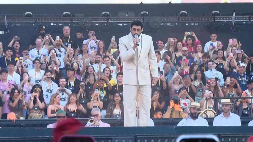 Bad Bunny inicia la gira europea de 'Debí tirar más fotos' en el Estadi Olímpic de Barcelona