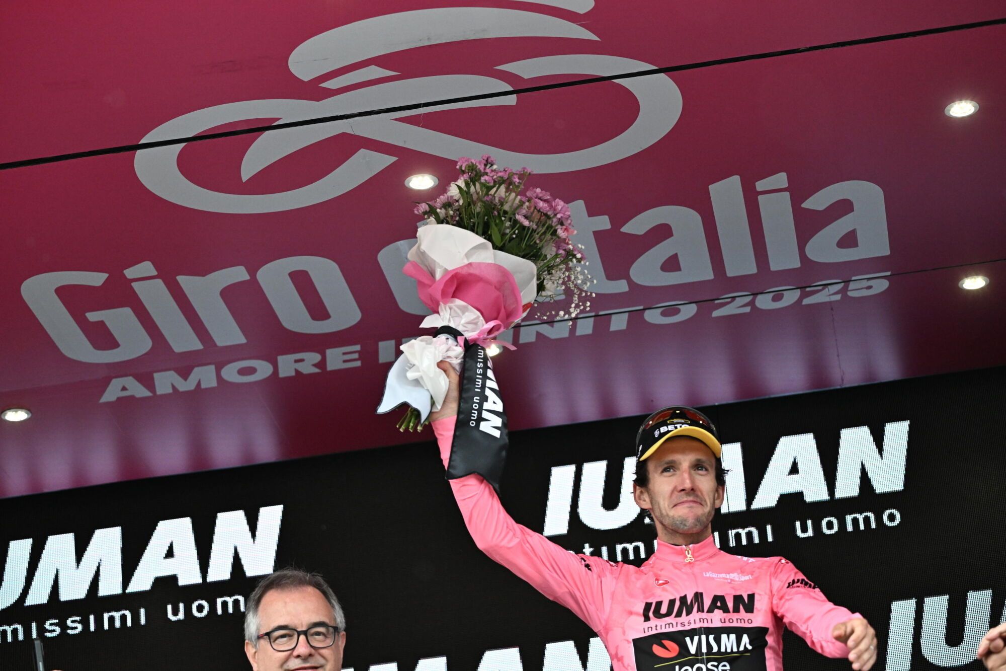 Sestriere (Italy), 31/05/2025.- Britain rider Simon Philip Yates of Team Visma | Lease a Bike celebrates on the podium wearing the overall leader's pink jersey after the 20th stage of the Giro d'Italia cycling race over 205 km from Verres to Sestriere, 31 May 2025. (Ciclismo, Italia, Reino Unido) EFE/EPA/LUCA ZENNARO